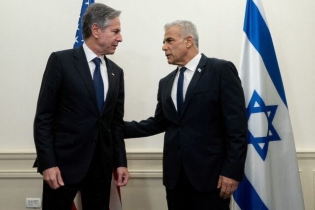 El líder de la oposición israelí Yair Lapid en una reunión con el secretario de Estado, Antony Blinken a finales de noviembre. Foto: Reuters