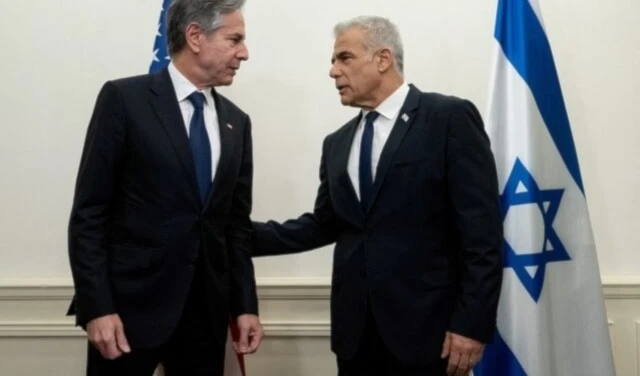 El líder de la oposición israelí Yair Lapid en una reunión con el secretario de Estado, Antony Blinken a finales de noviembre. Foto: Reuters