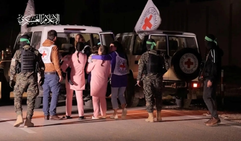 Escenas de la entrega de prisioneros israelíes en el marco del acuerdo de intercambio durante la tregua de noviembre pasado.