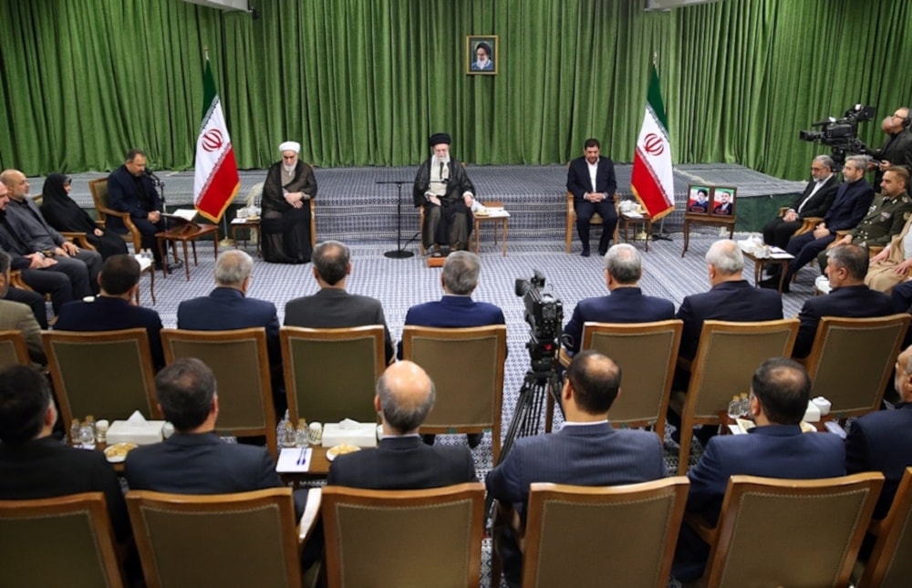  Sayyed Khamenei durante su reunión con miembros del decimotercer gobierno, 7 de julio de 2024