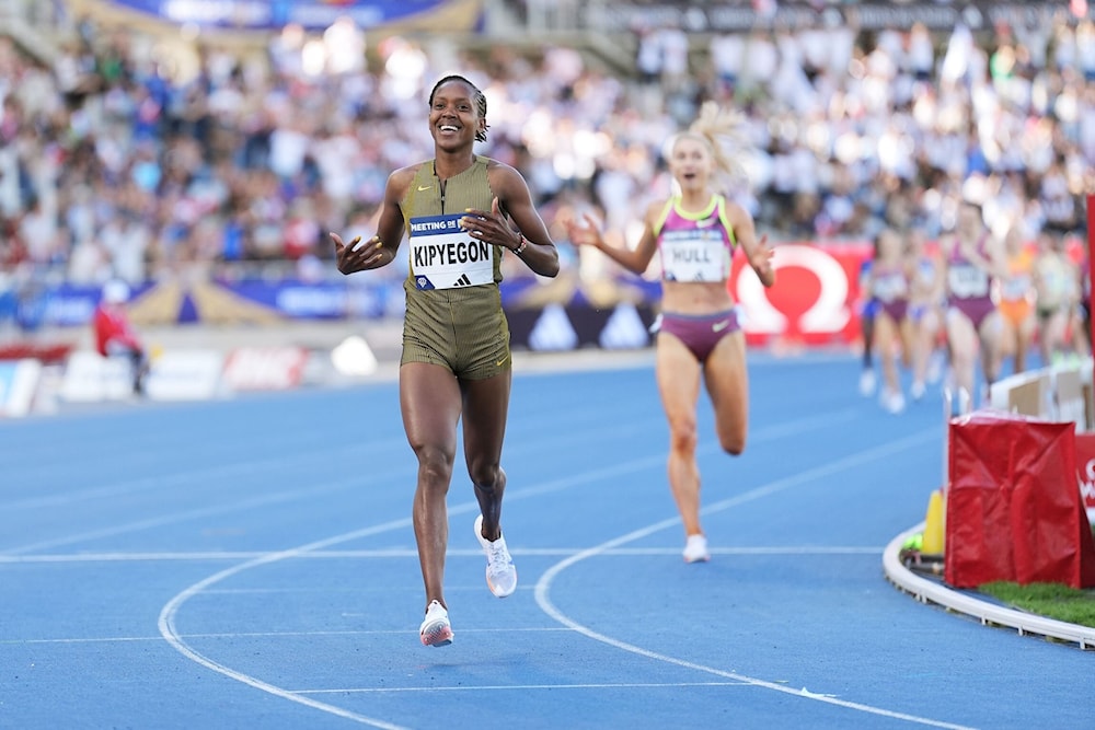 Kipyegon revisó su propia plusmarca del orbe con 3:49.04 minutos en los 1.500 metros.