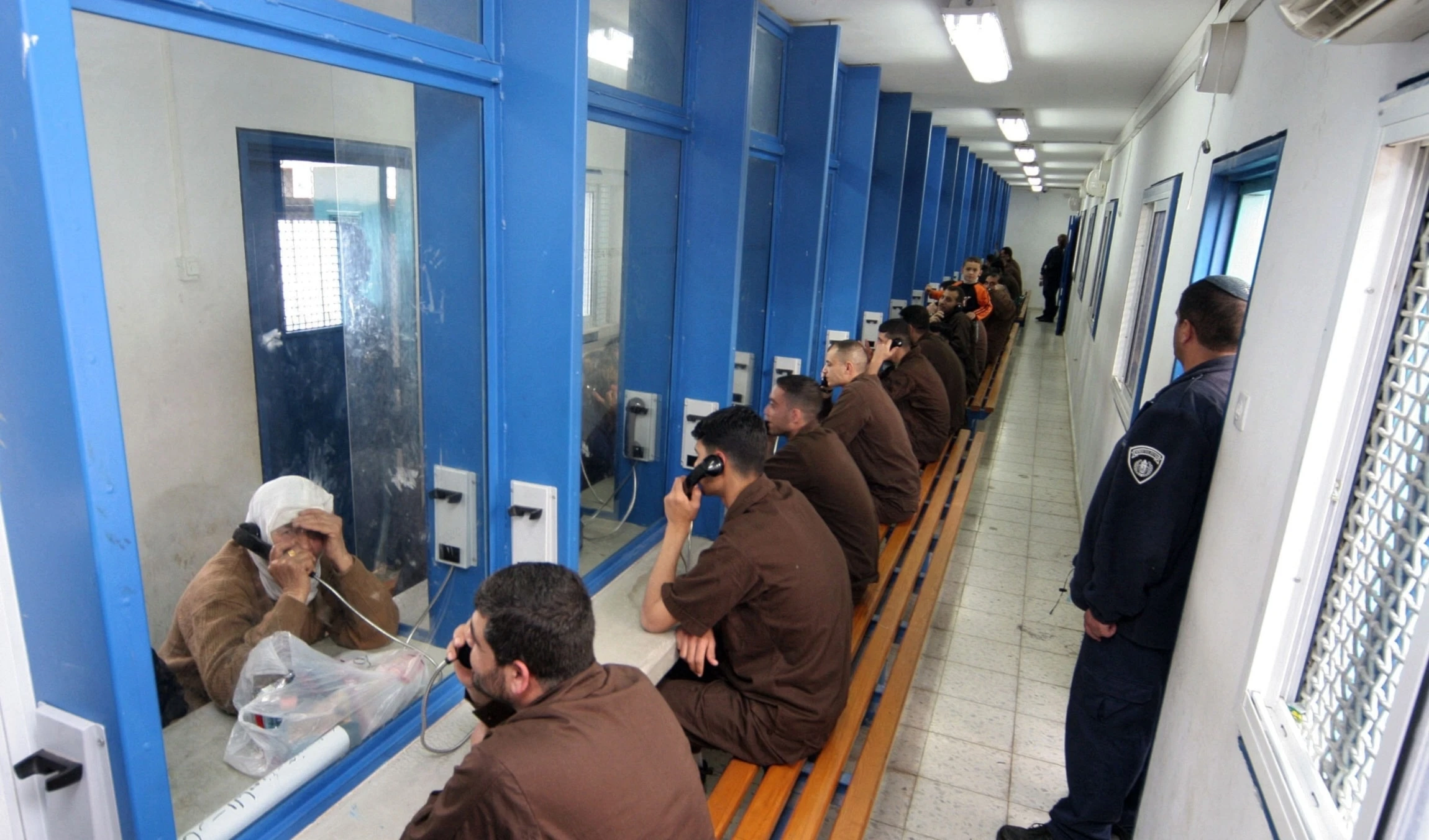 Fotos del archivo de prisioneros palestinos en la cárcel israelí Gilboa en 2006. (Foto: AFP)