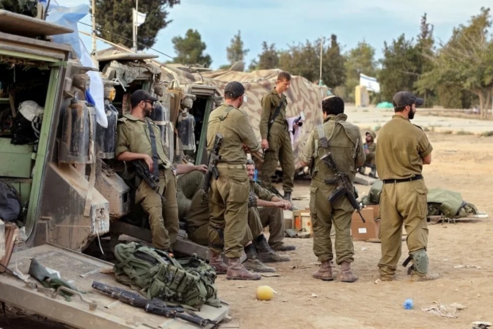 Foto del archivo de soldados israelíes descansando en el perímetro de Gaza (AFP)