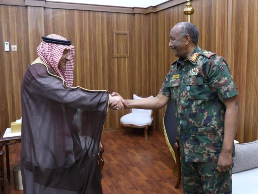 Jefe del Consejo Soberano de Transición de Sudán recibe al vicecanciller de Arabia Saudita