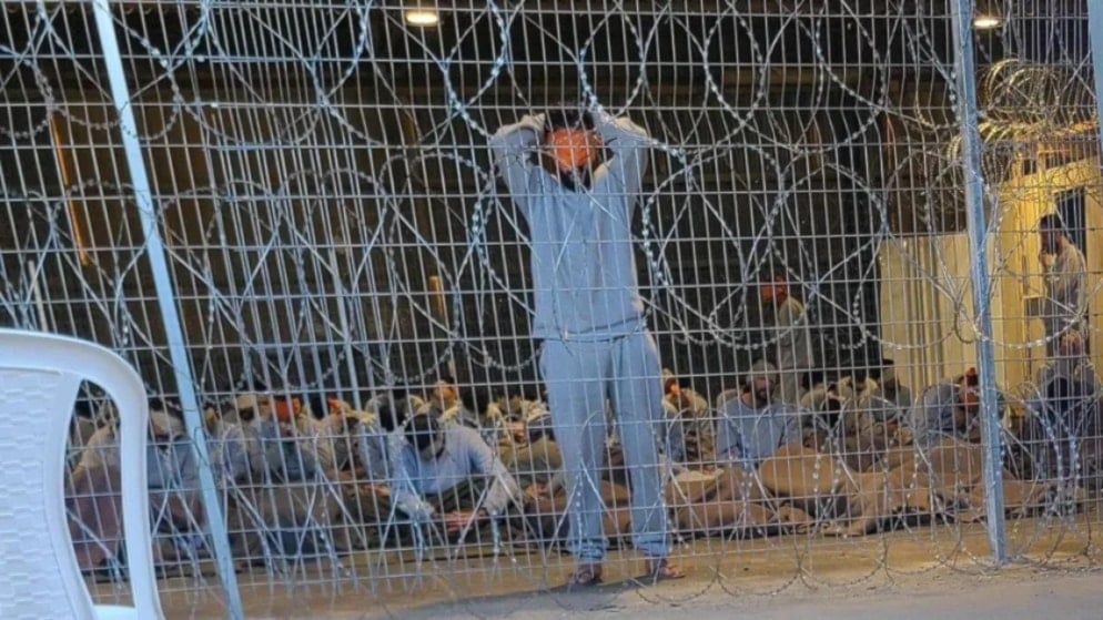 Prisioneros palestinos en la base militar Sade Teman en Beersheba (medios de comunicación israelíes)