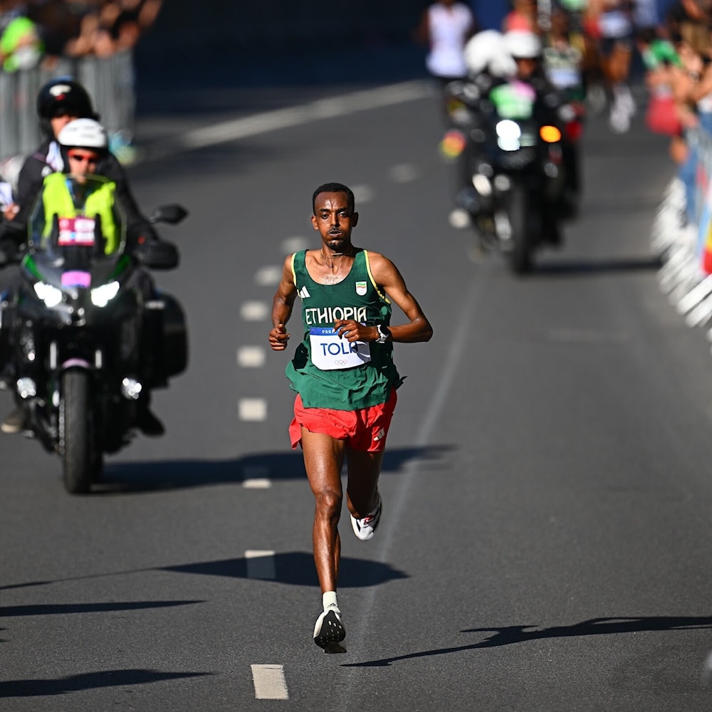 Etíope Tola reina en maratón olímpico de Paris 2024.