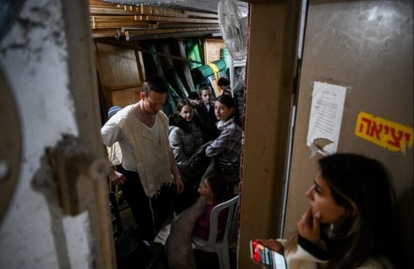 Colonos en refugio en Jerusalén ocupada durante ataque de Irán. 14 de abril 2024 (medios israelíes)