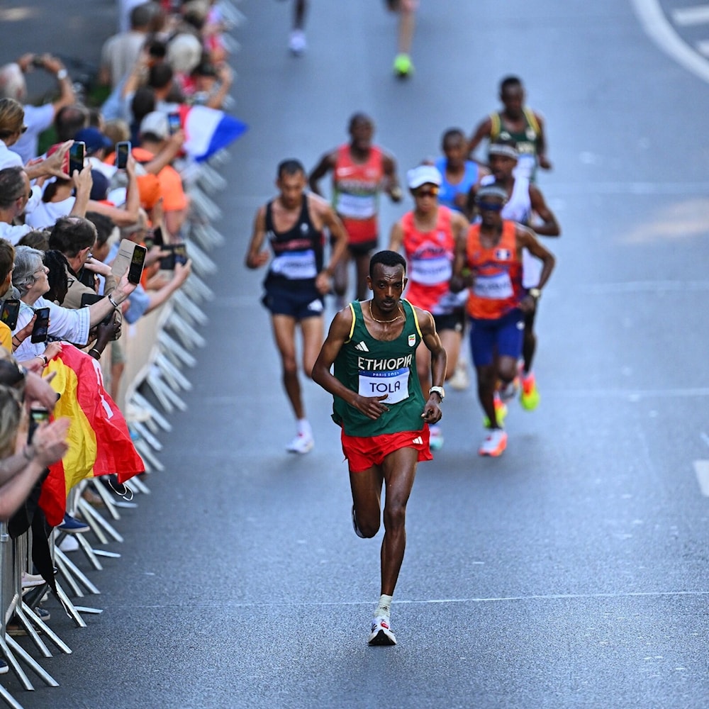 Etíope Tola reina en maratón olímpico de Paris 2024.