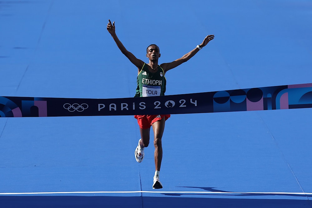 Etíope Tola reina en maratón olímpico de Paris 2024.