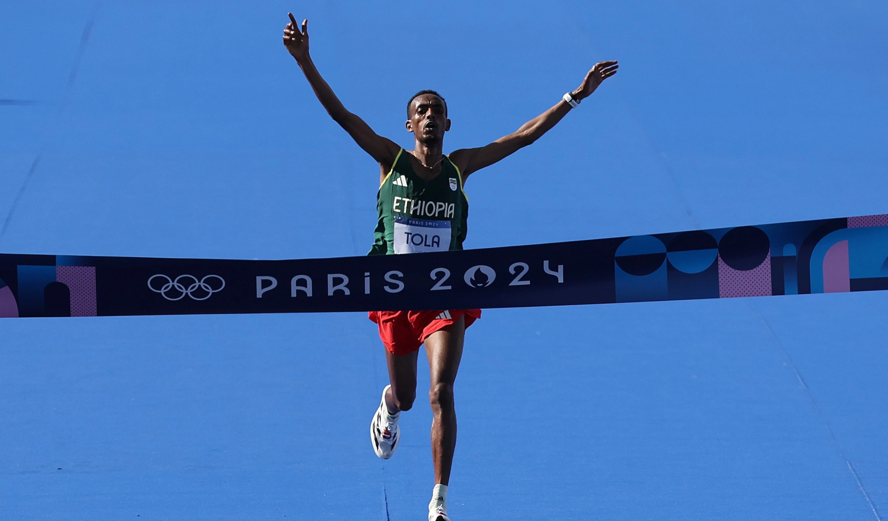 Etíope Tola reina en maratón olímpico de Paris 2024.