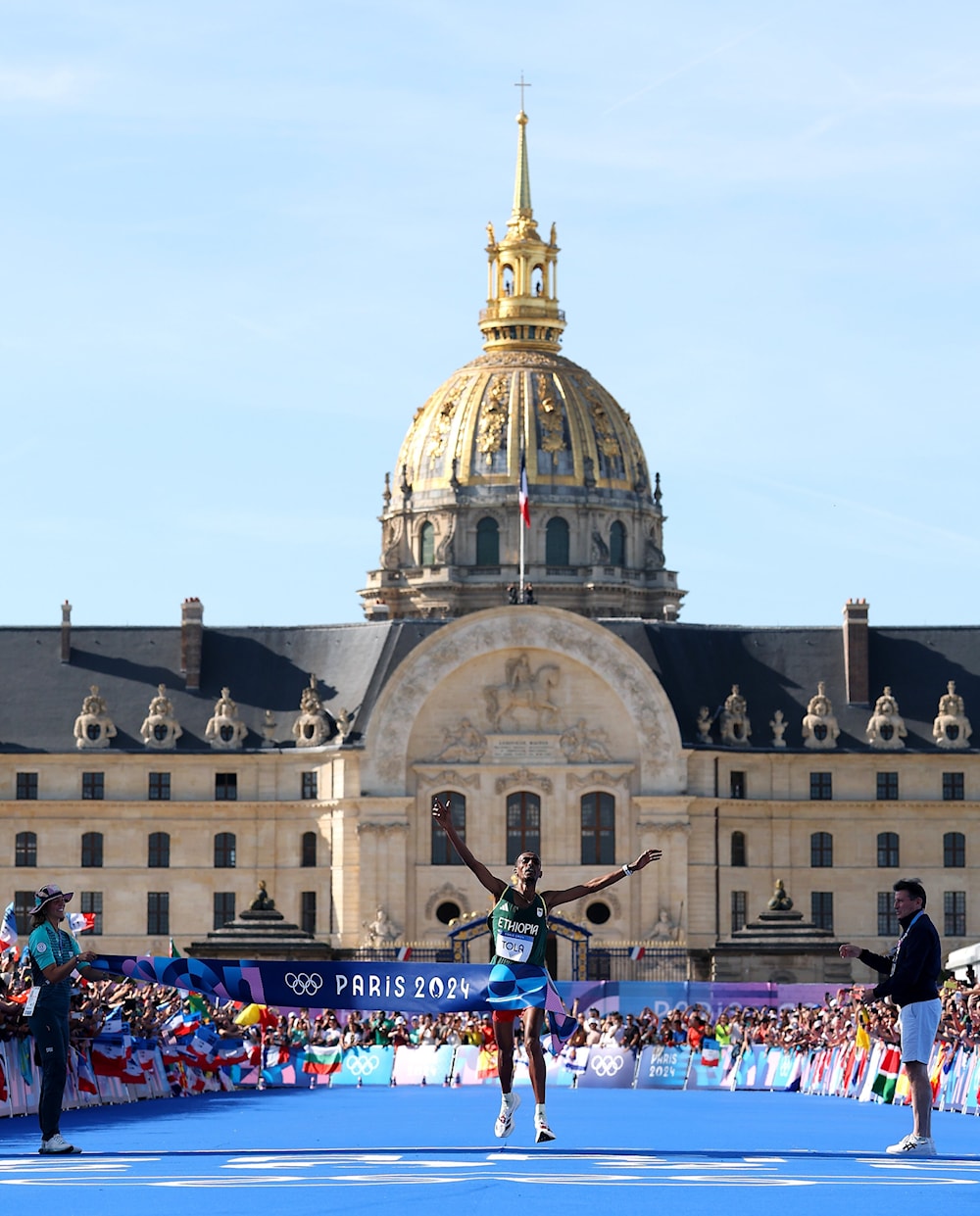 Etíope Tola reina en maratón olímpico de Paris 2024.