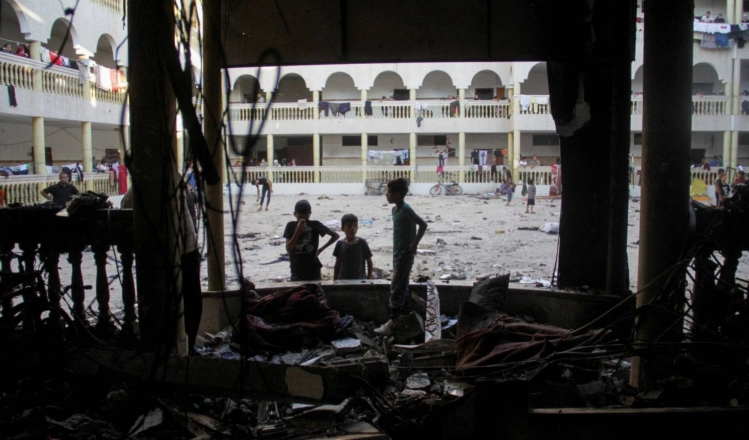 Niños en una escuela bombardeada por la ocupación israelí en la ciudad de Gaza (Agencias)