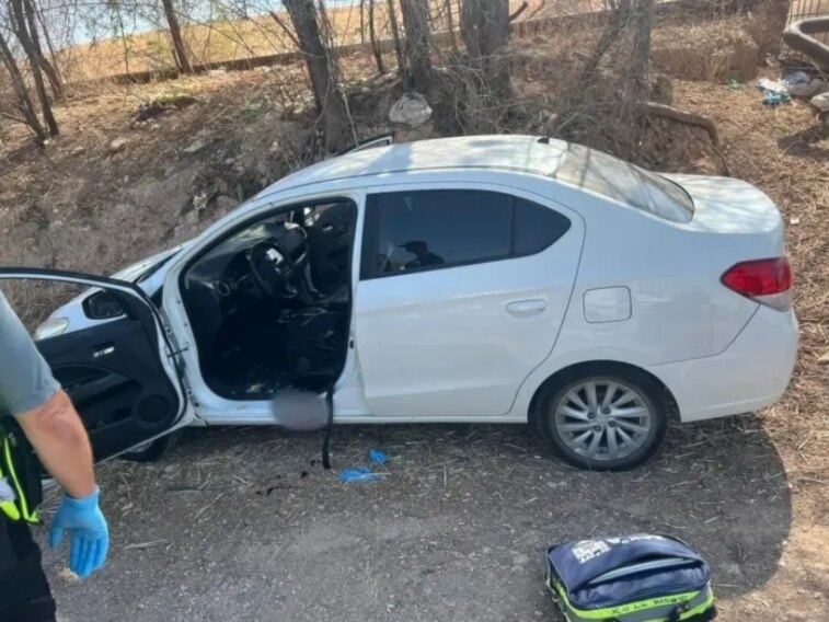 Automóvil del colono fallecido en tiroteo cerca del asentamiento de Mahola. (medios israelíes)