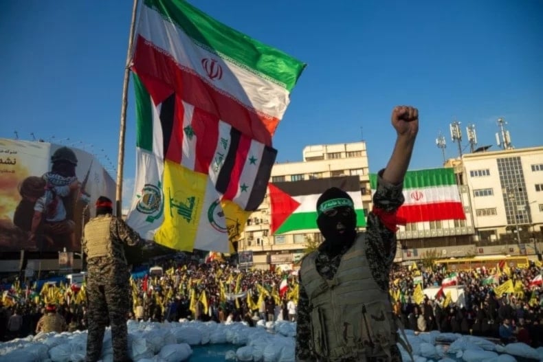 Enarbolar las banderas del Eje de Resistencia en la capital iraní Teherán.