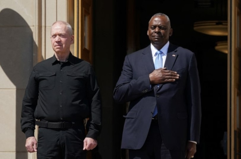 El Ministro de Seguridad (Guerra) israelí, Yoav Gallant, durante un encuentro con su homólogo estadounidense, LLoyd Austin,  en el Pentágono en junio pasado. (Foto: Reuters)