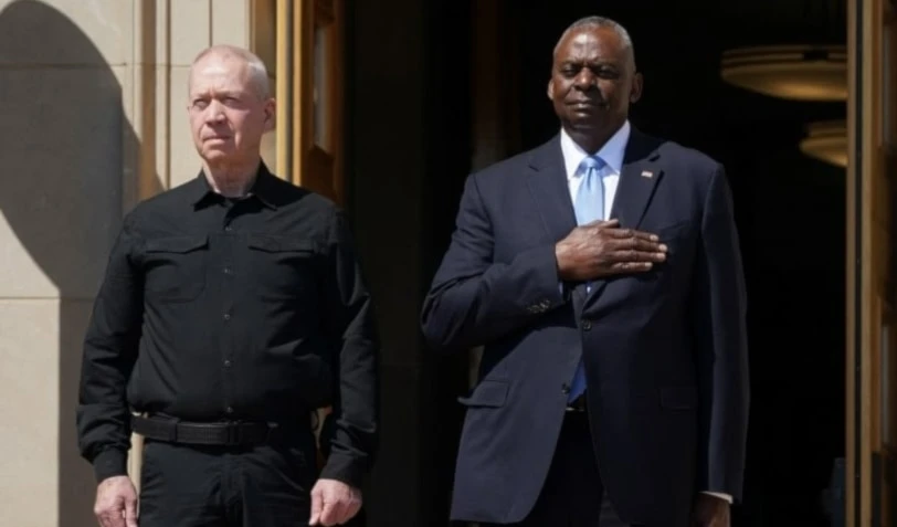 El Ministro de Seguridad (Guerra) israelí, Yoav Gallant, durante un encuentro con su homólogo estadounidense, LLoyd Austin,  en el Pentágono en junio pasado. (Foto: Reuters)