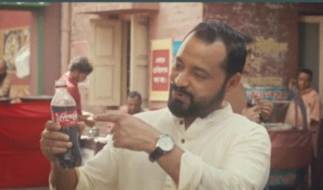 El actor Sharaf Jibon durante un anuncio promocional de Coca-Cola en Bangladesh.