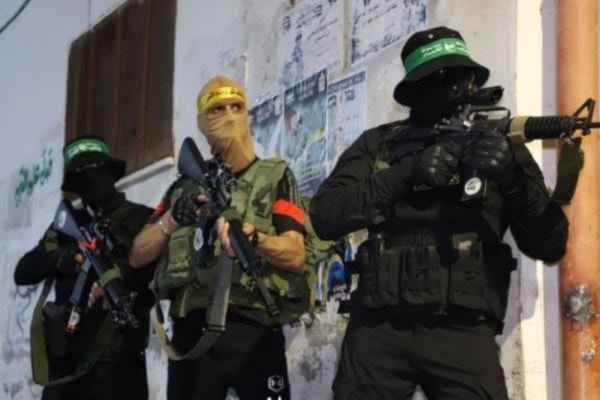 Combatientes de las Brigadas Al-Qassam y de las Brigadas de los Mártires de Al-Aqsa en Cisjordania.