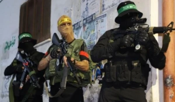 Combatientes de las Brigadas Al-Qassam y de las Brigadas de los Mártires de Al-Aqsa en Cisjordania.