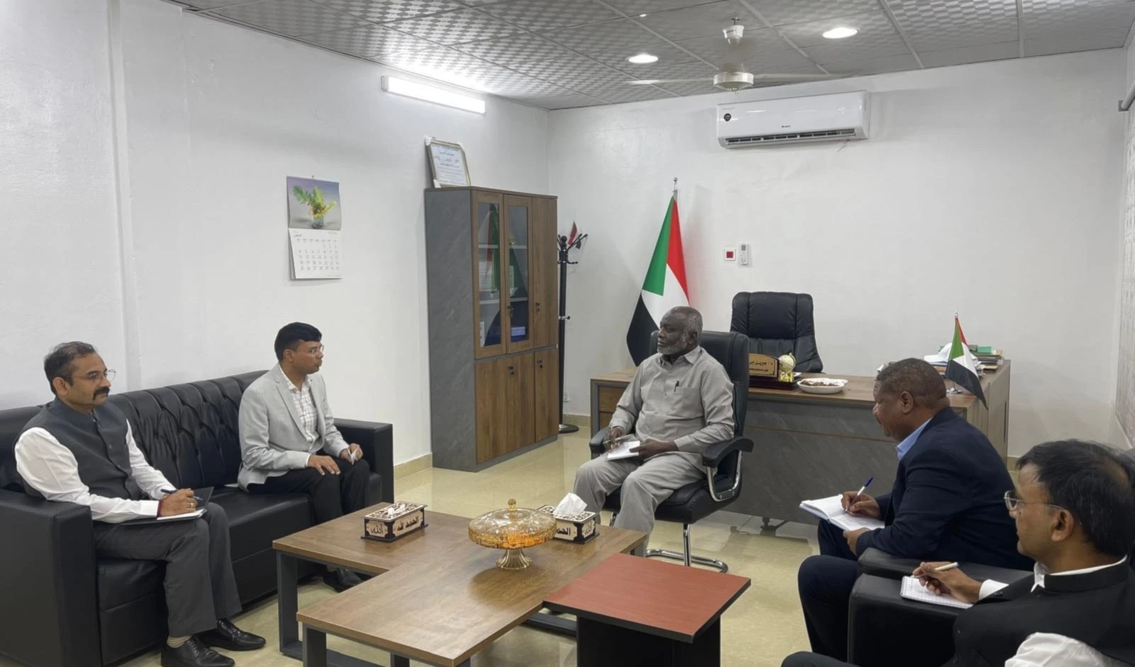 El ministro de Finanzas y Planificación Económica de Sudán, Gibril Ibrahim Mohammed, recibe al embajador de la India, Girija Prasad Joshi.