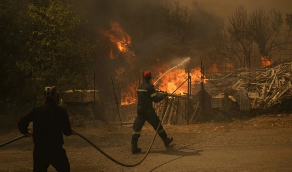 Incendio fuera de control consume miles de hectáreas en Grecia. Foto: AFP.