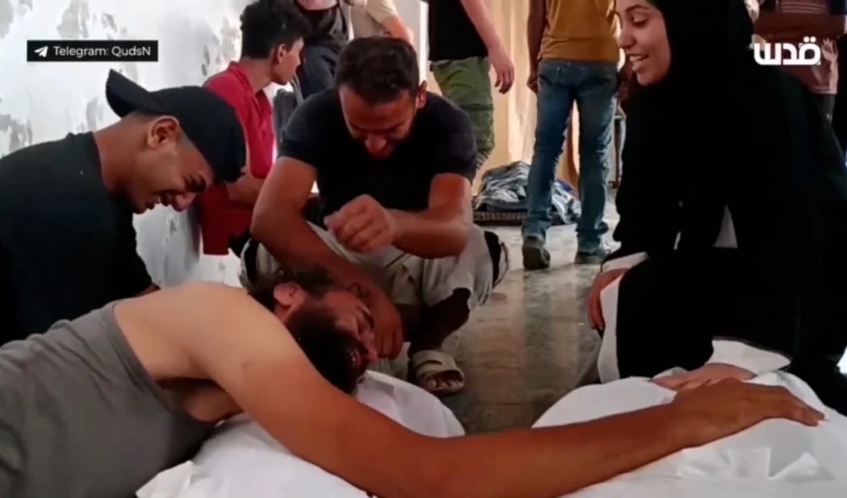 Despido a los mártires de una familia palestina asesinada en su casa tras ataque israelí al barrio de Al-Sabra, al sur de Gaza, este 15 de agosto de 2024.