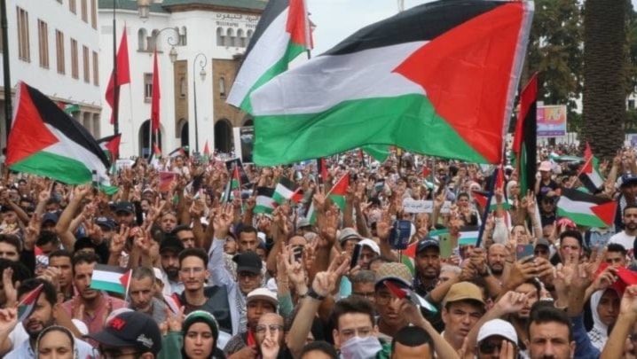 Protesta multitudinaria en Rabat, la capital marroqui, en apoyo a Gaza. 