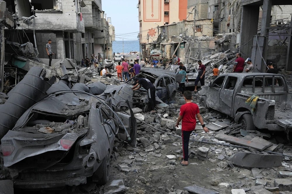 Palestinos inspeccionan las ruinas de la mezquita Occidental, destruida tras ser bombardeada por un ataque aéreo israelí contra el campamento de refugiados de Beach, en la ciudad de Gaza.