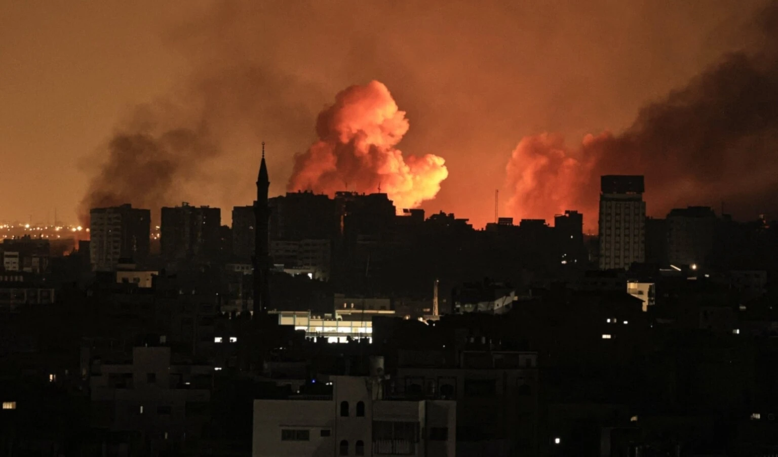 En el día 316 de la agresión, “Israel” bombardea Gaza y Khan Yunis