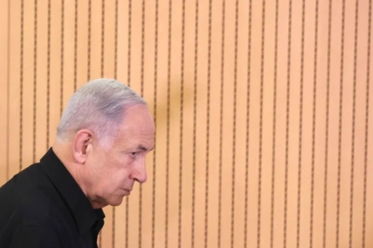 El primer ministro israelí, Benjamín Netanyahu, asiste a una conferencia de prensa con el ministro de Defensa, Yoav Galant, en la base militar de Kyria en “Tel Aviv”, el sábado 28 de octubre de 2023. Foto: AP