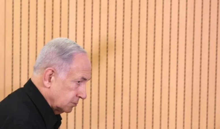 El primer ministro israelí, Benjamín Netanyahu, asiste a una conferencia de prensa con el ministro de Defensa, Yoav Galant, en la base militar de Kyria en “Tel Aviv”, el sábado 28 de octubre de 2023. Foto: AP