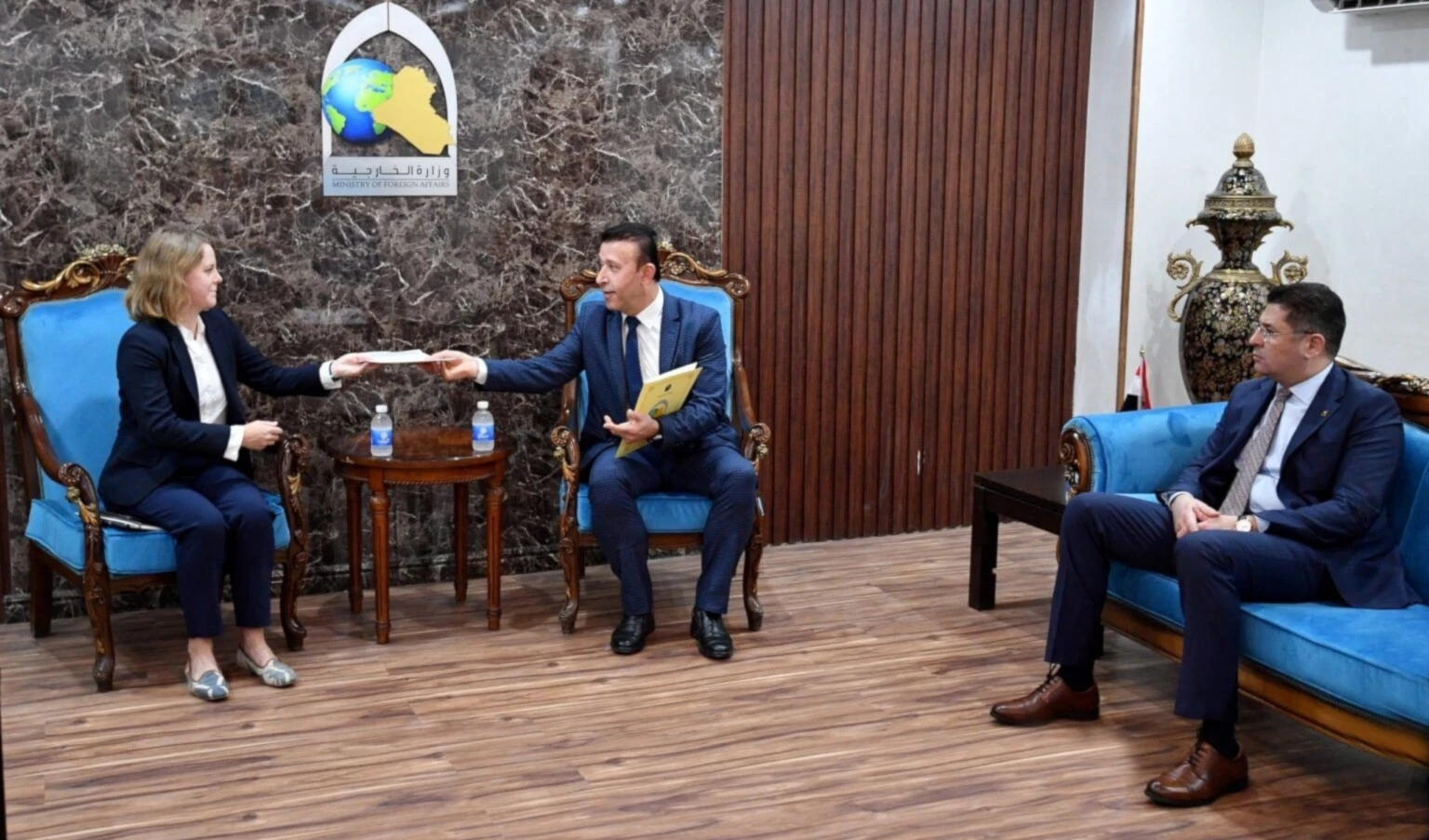 El Ministerio de Asuntos Exteriores de Irak entrega a la Encargada de Negocios de Reino Unido en Bagdad, Ruth Coaver Dahl, una carta de protesta contra las declaraciones del embajador Stephen Hitchen a medios iraquíes.