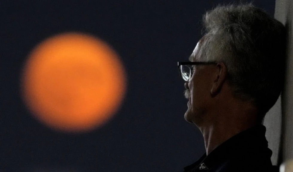 Superluna azul ilumina el cielo de agosto. Foto: AP.