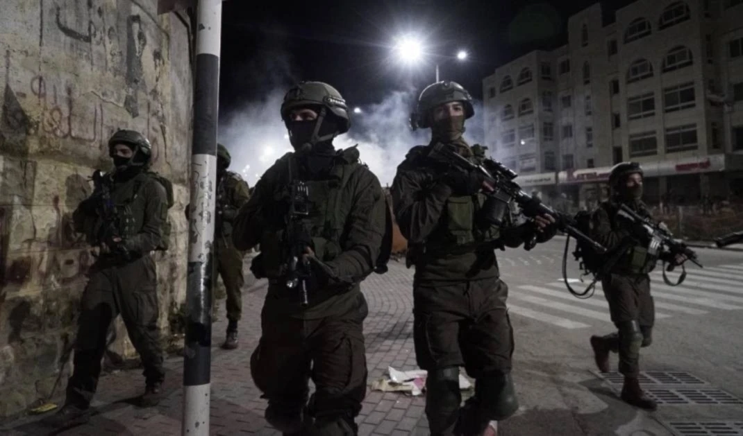 Tres palestinos heridos por incursiones israelíes en Cisjordania. Tres palestinos heridos por incursiones israelíes en Cisjordania.