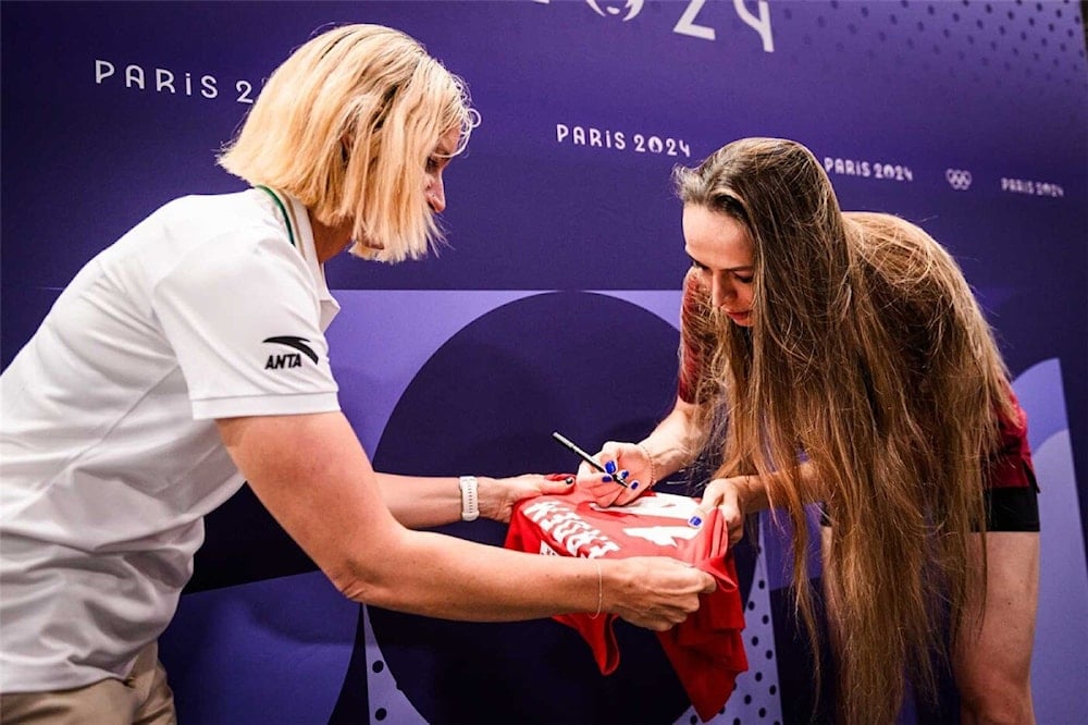 Estrellas del voleibol donan indumentaria a Museo Olímpico. Foto FIVB.