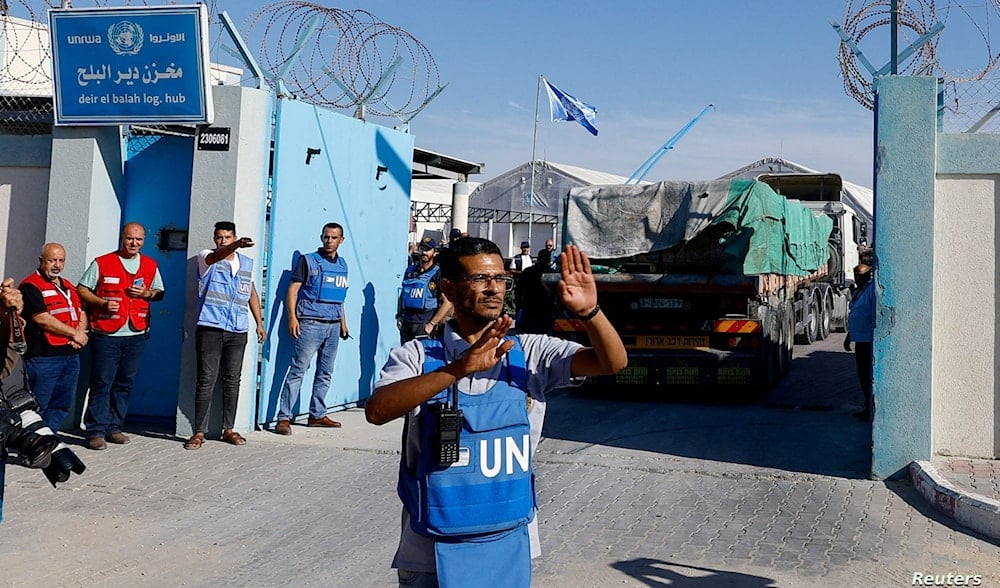 Camiones de ayuda llegan a un almacén de la ONU en el centro de la Franja de Gaza.