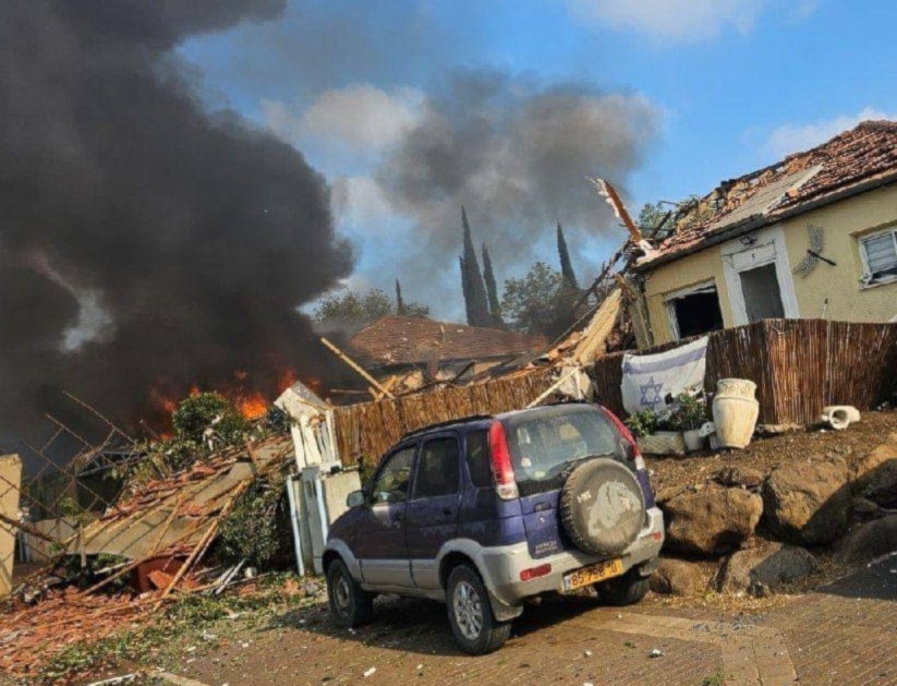 Daños e incendios en edificios en Katzrin, en el Golán, como consecuencia de los más de 60 cohetes desde el Líbano hacia el Golán sirio ocupado. (Foto: Medios israelíes)