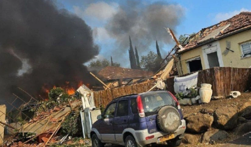 Daños e incendios en edificios en Katzrin, en el Golán, como consecuencia de los más de 60 cohetes desde el Líbano hacia el Golán sirio ocupado. (Foto: Medios israelíes)