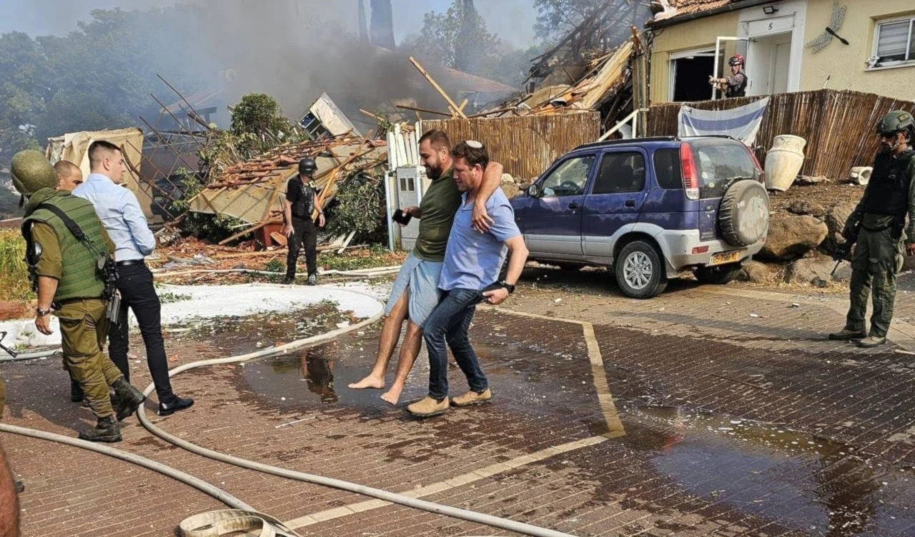 Daños e incendios en edificios en la localidad de Katzrin, como consecuencia del lanzamiento de más de 60 cohetes desde el Líbano hacia el Golán sirio ocupado.
