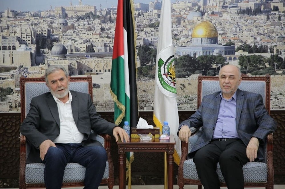 Presidente del Consejo Shura de Hamas, Muhammad Darwish, se reúne con el secretario general del Movimiento Yihad Islámica, Ziad Al-Nakhaleh, en Doha, Qatar. 21 de agosto 2024 (Hamas)