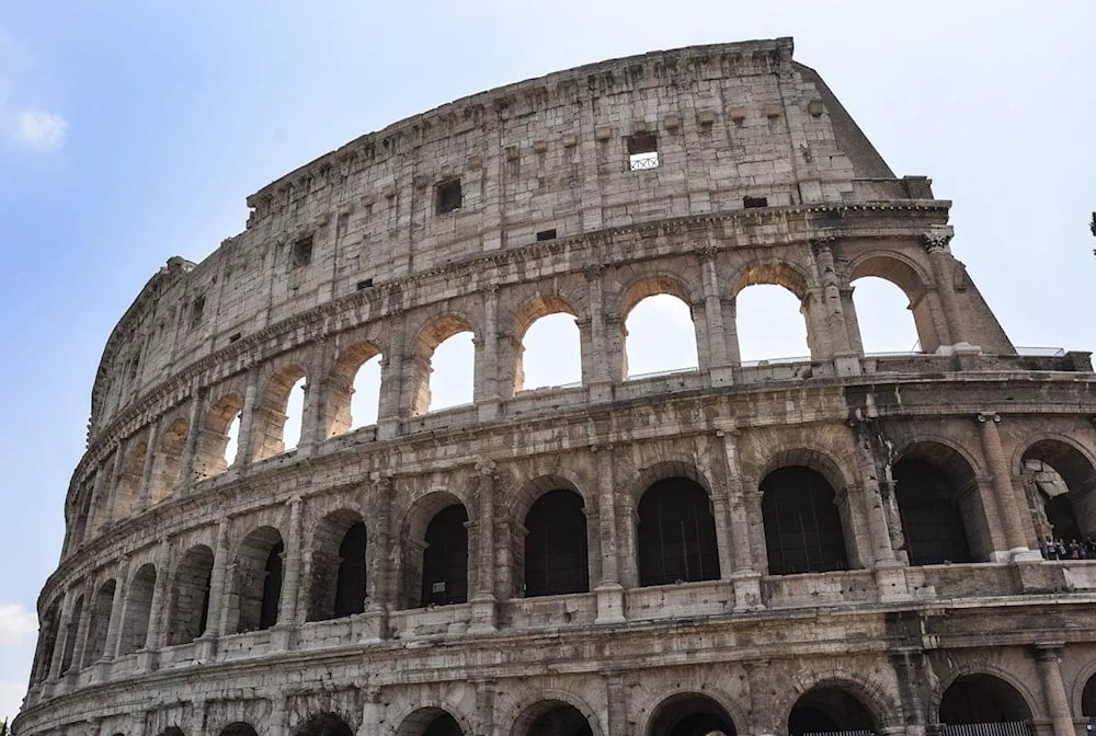 Italia penaliza a turista por vandalizar en el Coliseo