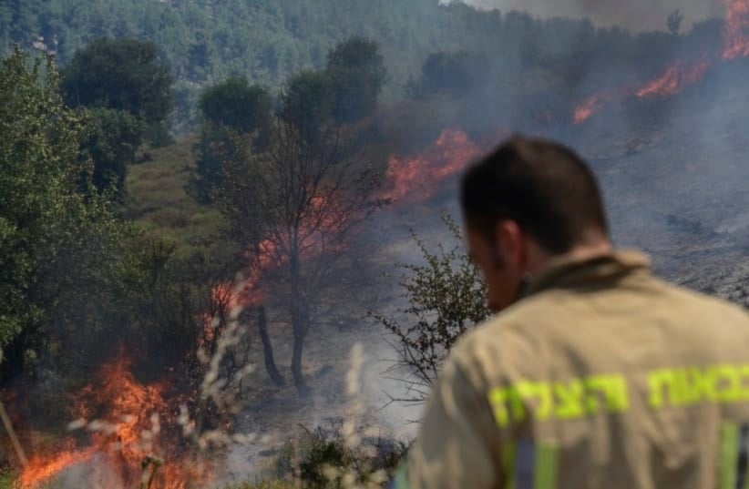 Incendio provocado en el frente norte israelí como resultado de los misiles lanzados por Hizbullah.