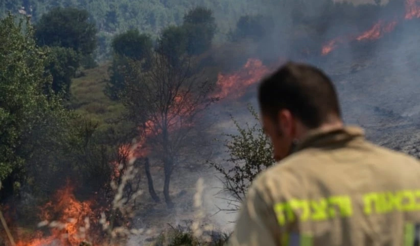 Incendio provocado en el frente norte israelí como resultado de los misiles lanzados por Hizbullah.