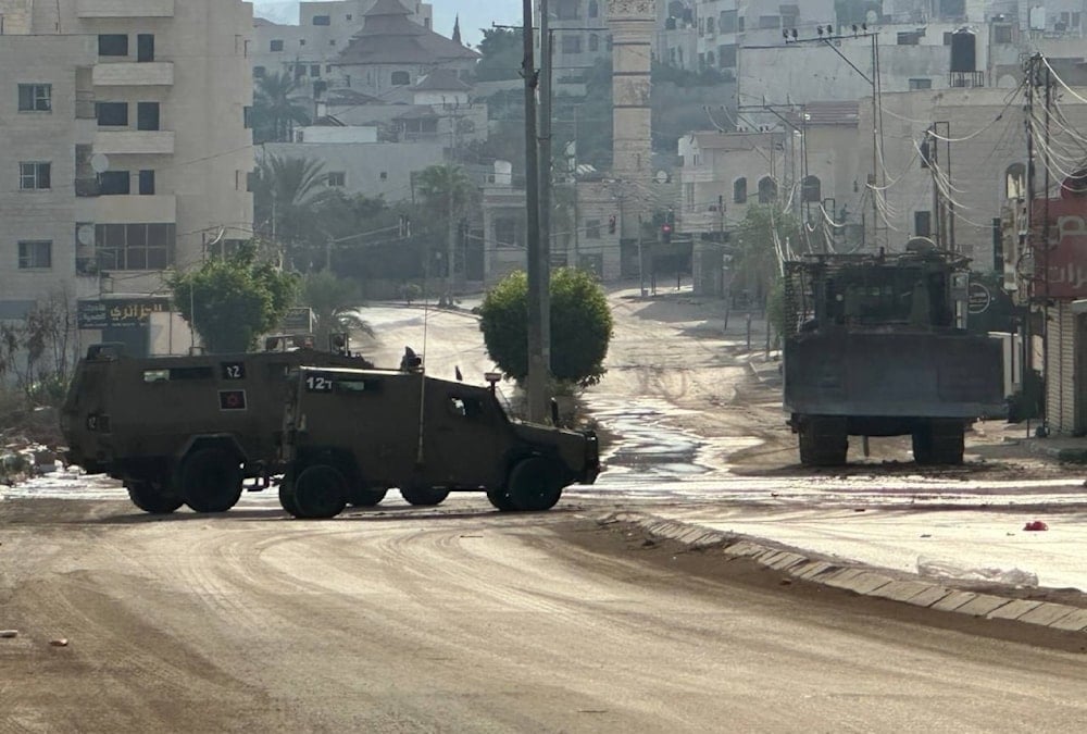 Vehículos israelíes estacionados a la entrada de Tulkarem durante la incursión violenta de este jueves. (Foto: Medios palestinos)