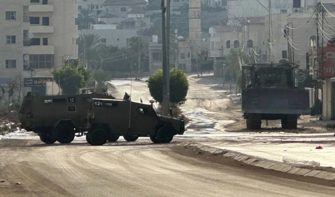 Vehículos israelíes estacionados a la entrada de Tulkarem durante la incursión violenta de este jueves. (Foto: Medios palestinos)