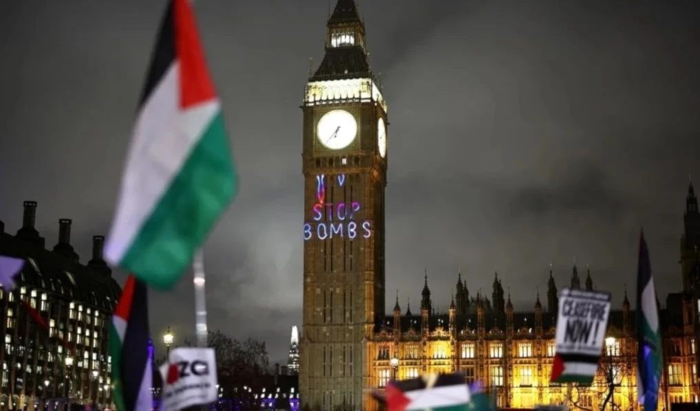 La frase "Paren las Bombas" aparece en el famoso Big Ben de la capital londinense durante una manifestación en Londres contra la guerra en Gaza ocurrida el 21 de febrero pasado. (Foto: AFP)