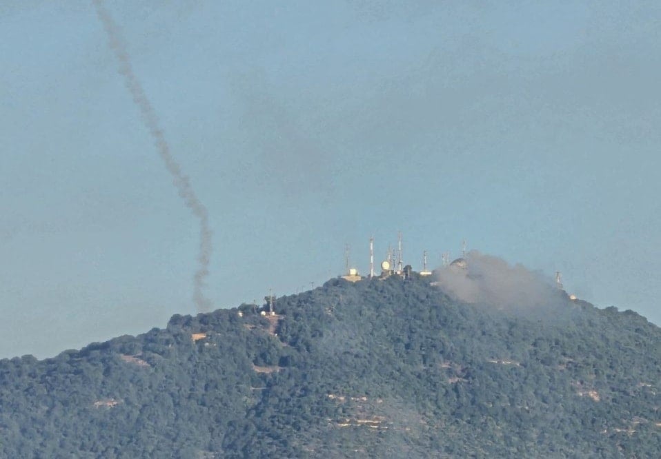 Incendio causado por los misiles de Hizbullah en la base militar israelí de Miron.