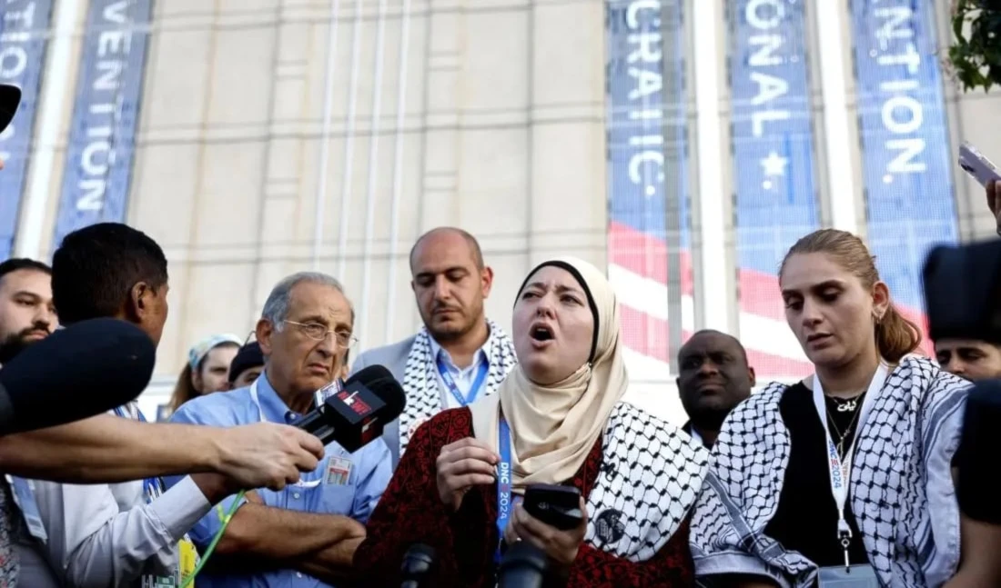 Activistas pro palestinos protestan mientras sesiona la Convención Nacional Demócrata en el United Center, en Chicago, Illinois. (Foto: EFE)