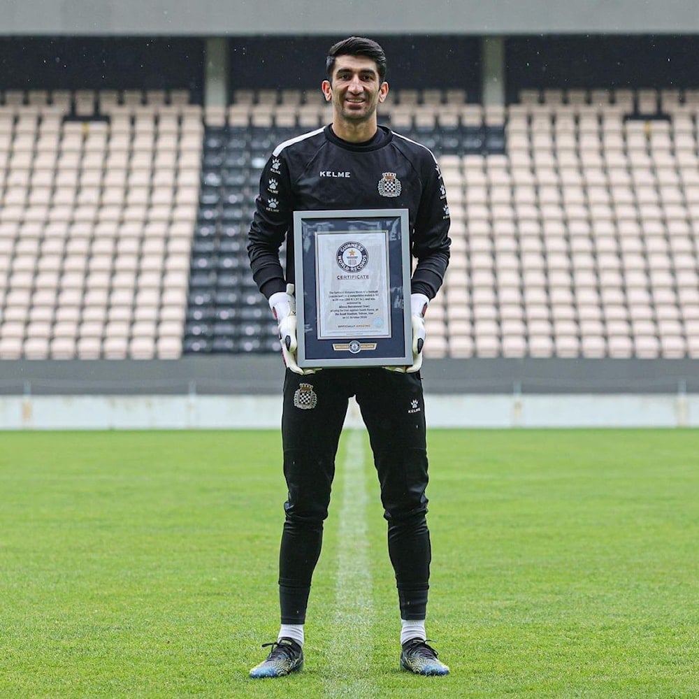 Portero iraní suma World Récord Guinness en lanzamiento de balón.