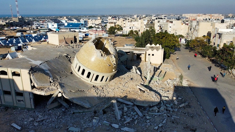 Una mezquita destruida por ataques israelíes en Khan Yunis, al sur de la Franja de Gaza. 29 de noviembre 2023 (Archivo - Reuters)